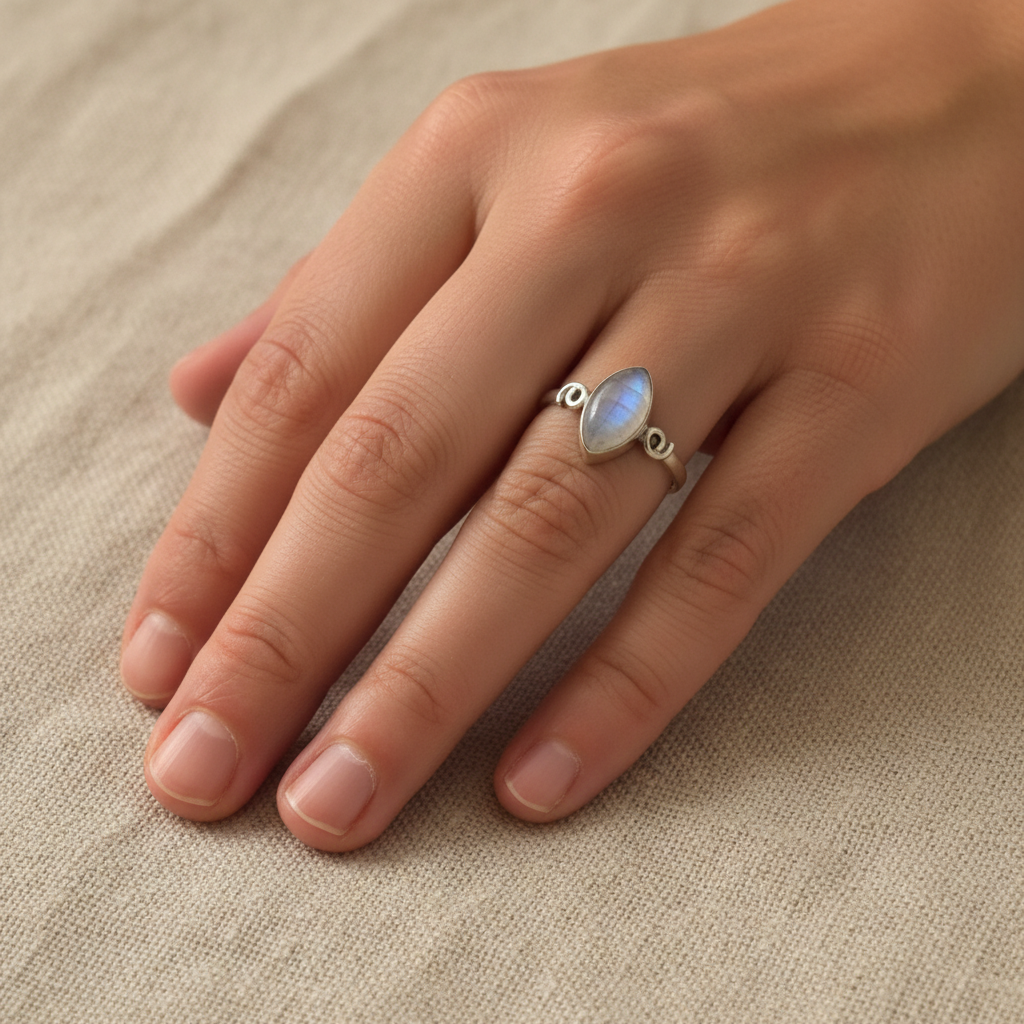 Anello labradorite bianca argento lifestyle indossato