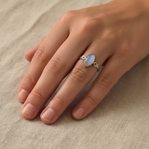 Anello labradorite bianca argento lifestyle indossato
