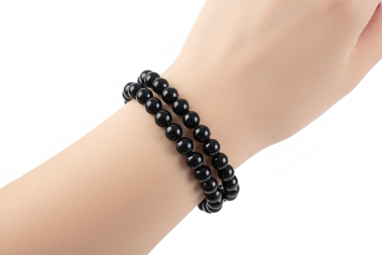 Bracciale ossidiana nera indossato al polso