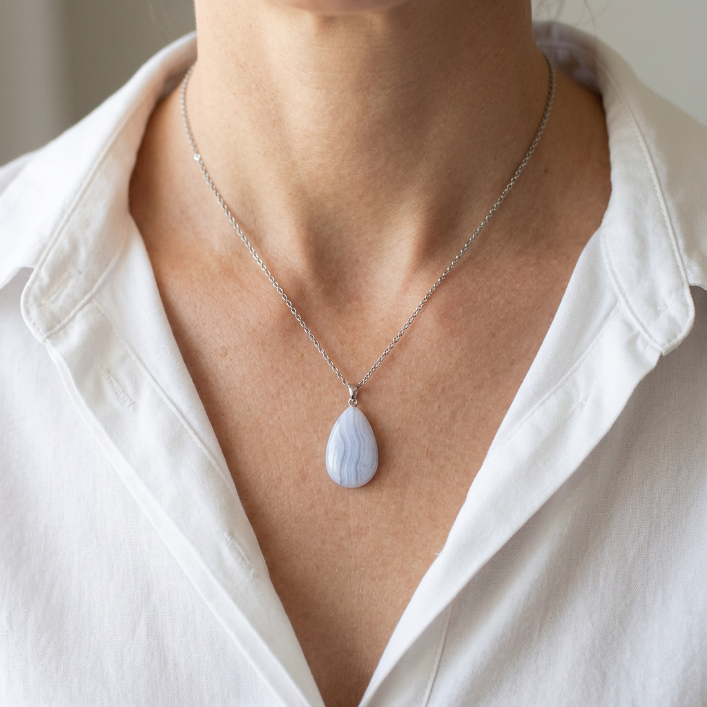 Collana Blue Lace senza base metallica indossata