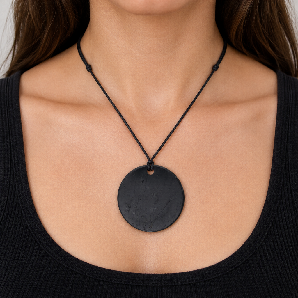 Collana con cordino e shungite indossata