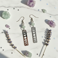 Orecchini Fasi Lunari flat lay marmo bianco