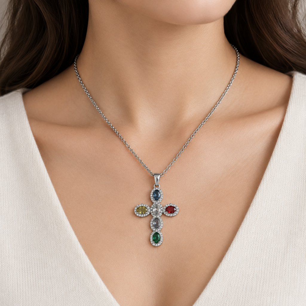 Collana regolabile da 45 cm con croce zirconata multicolore indossata