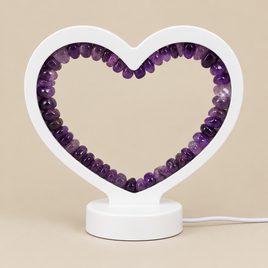 Lampada a cuore in ametista su fondo beige