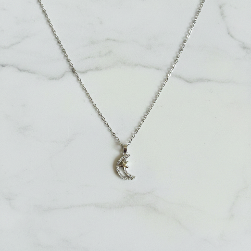 Collana luna e stella zirconi silver flatlay su marmo