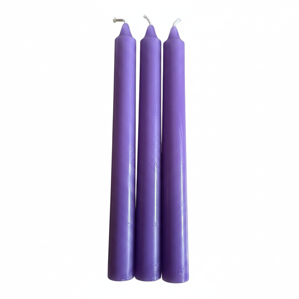 Tre candele viola su sfondo bianco