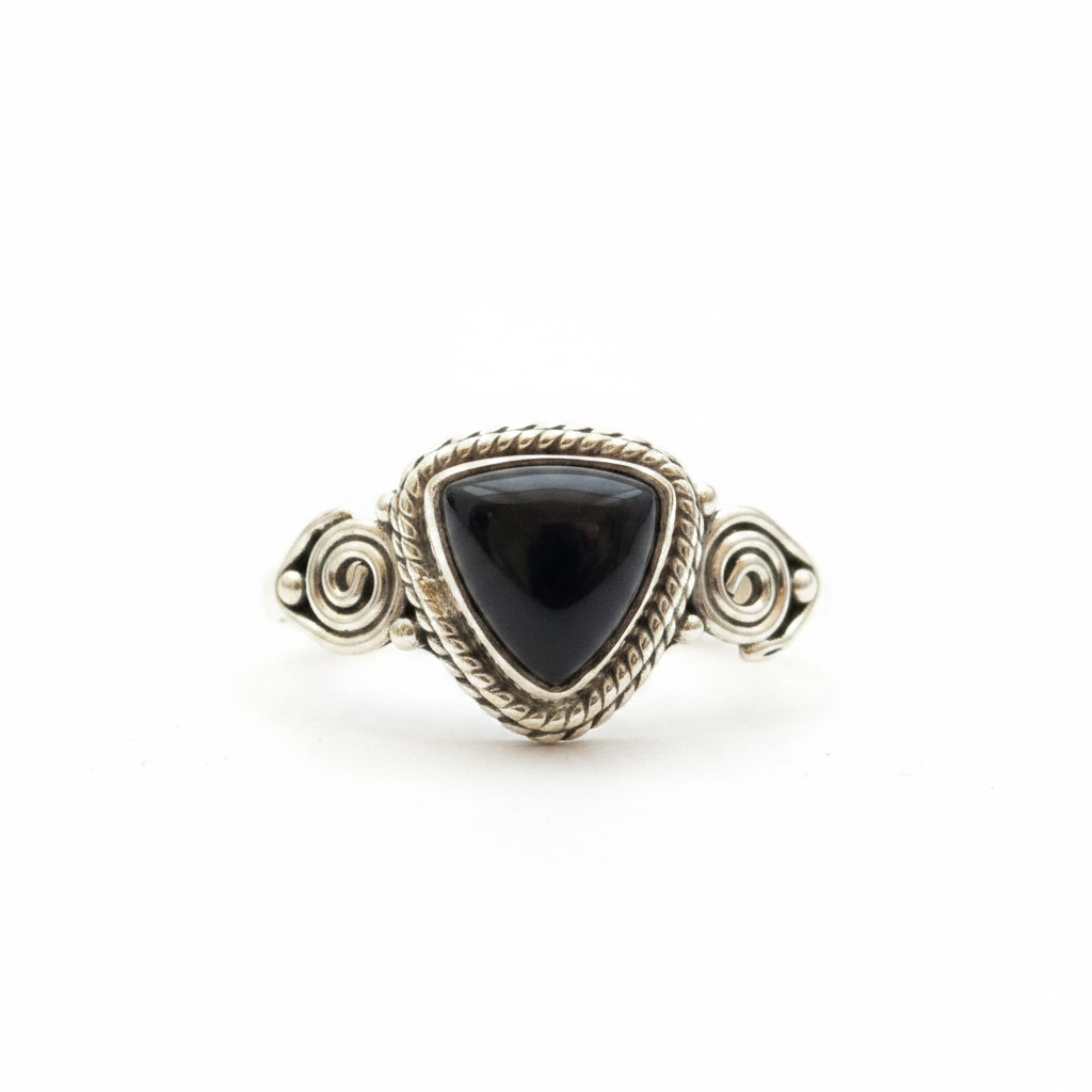 Anello ossidiana nera argento macro close-up