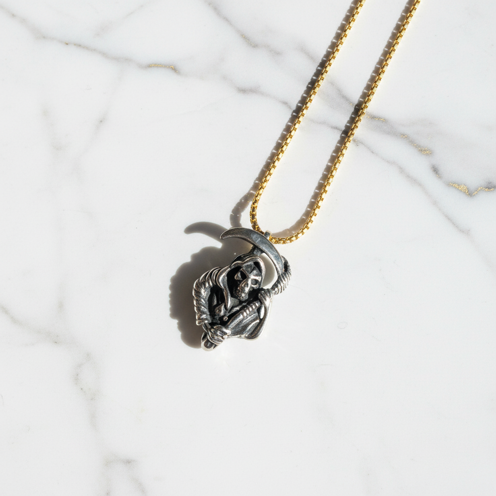 Collana Santa Muerte flat lay marmo bianco