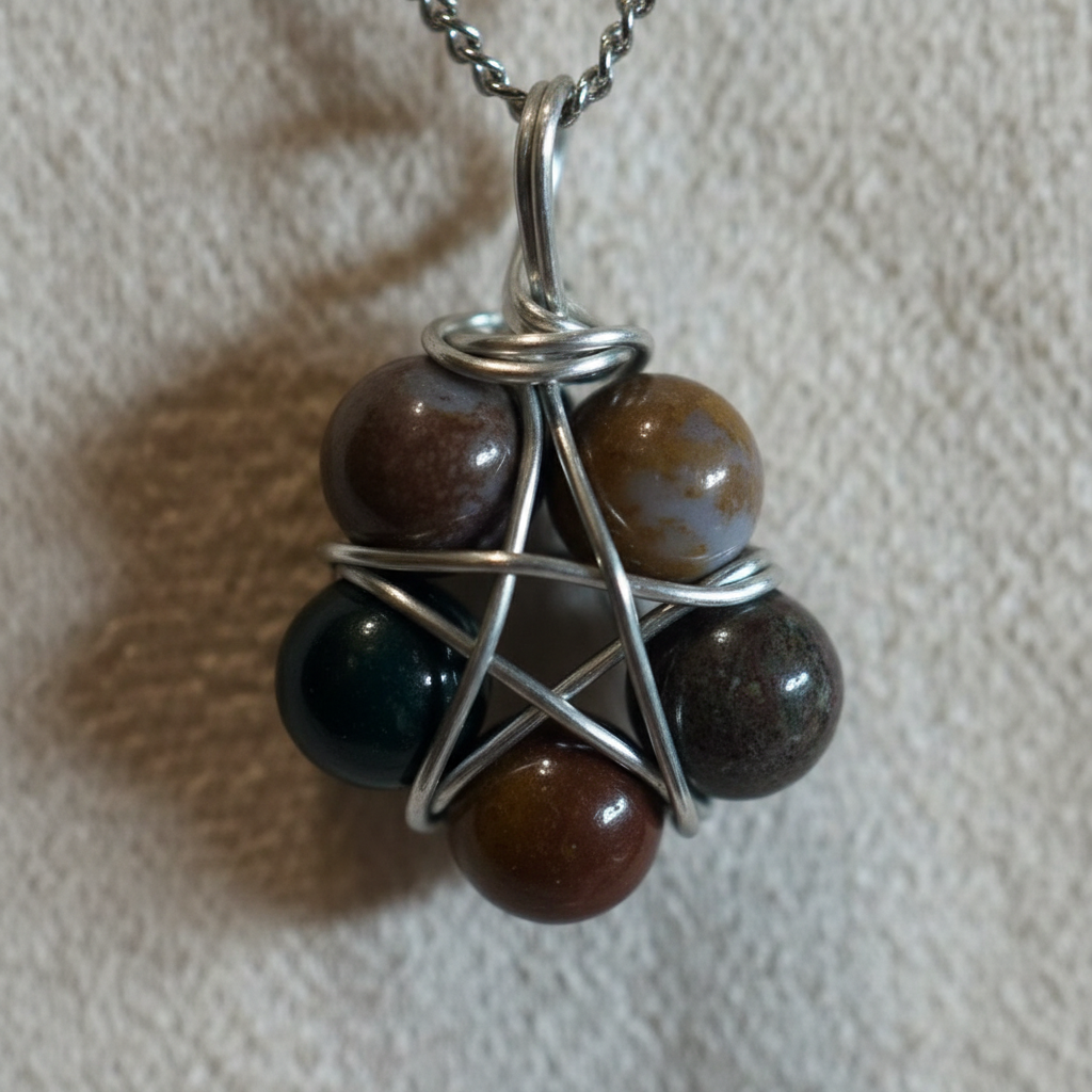 Collana Pentacolo Diaspro Oceano - macro close-up wire wrapping