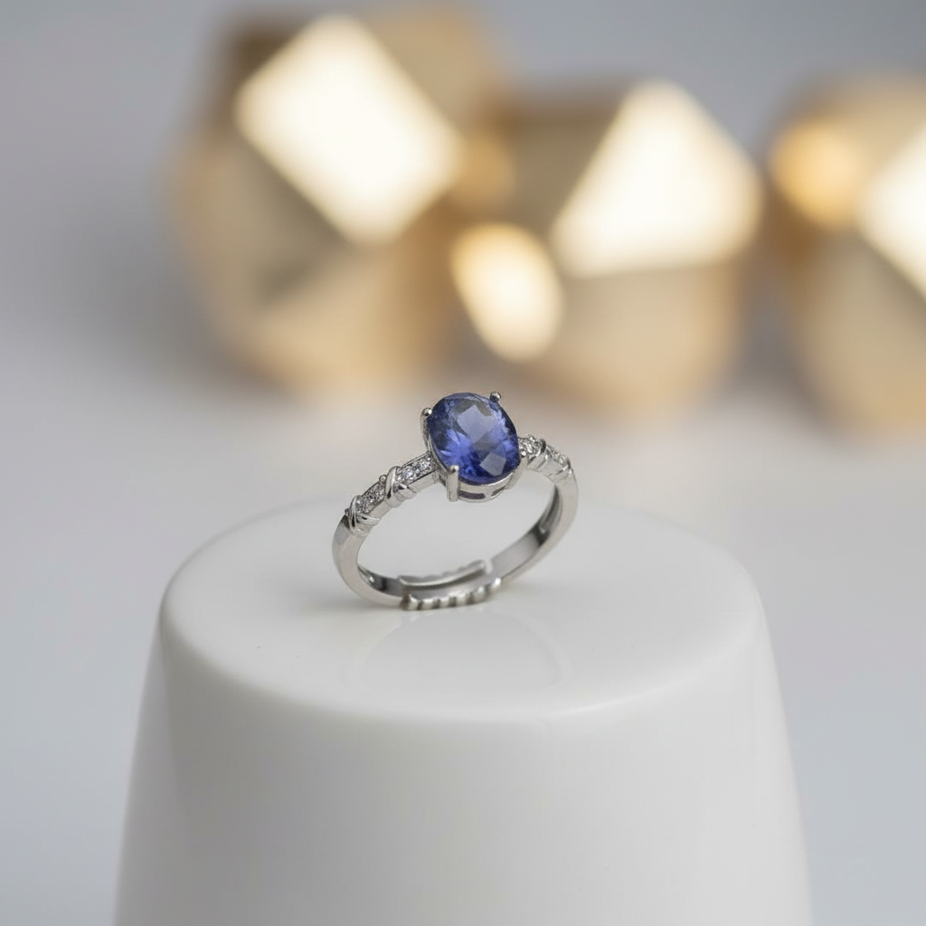Anello fluorite blu su porta-anello in ceramica