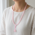 Japamala in quarzo rosa indossato al collo