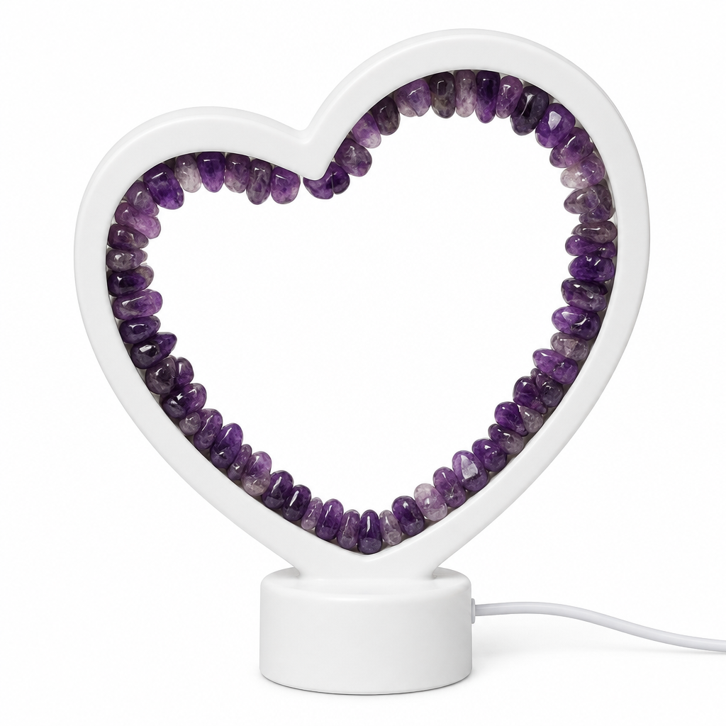 Lampada a cuore in ametista su fondo bianco