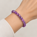 Bracciale in ametista con perle viola indossato al polso