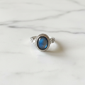 Anello labradorite flatlay marmo
