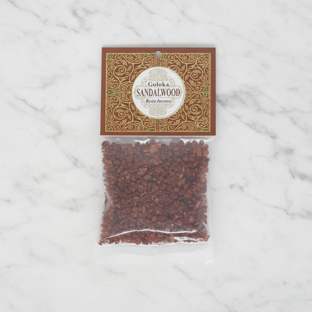 Resina sandalo Goloka - flatlay su marmo