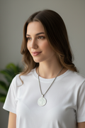 Collana San Benedetto indossata donna luce naturale