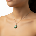 Collana Luna Avventurina Verde indossata - luce naturale