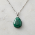 Dettaglio del cabochon in malachite con catenina fine