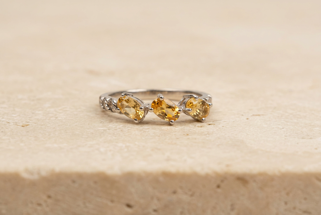 Anello 317 orizzontale su pietra beige
