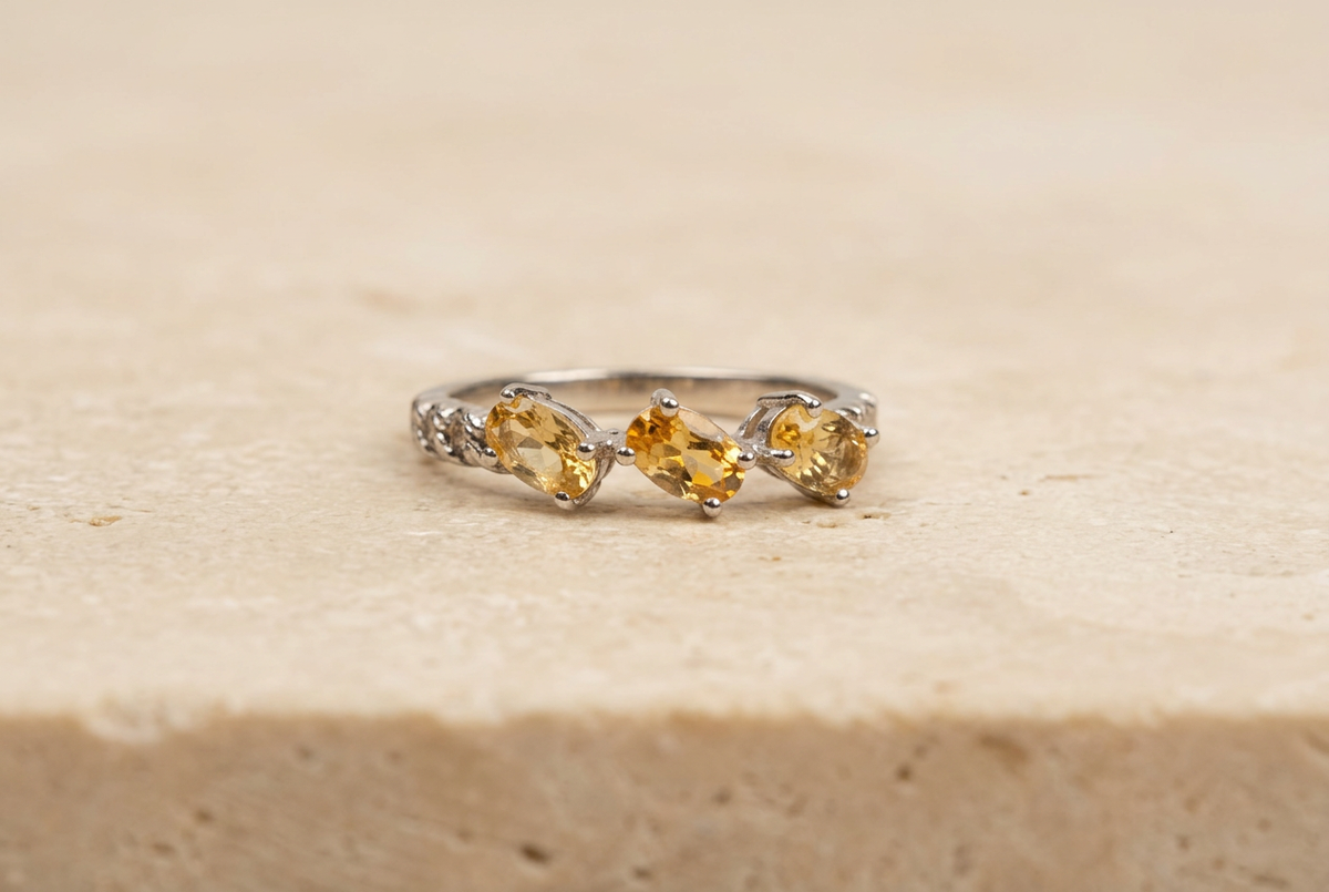 Anello 317 orizzontale su pietra beige