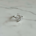 Anello regolabile color argento con sole e luna su marmo chiaro
