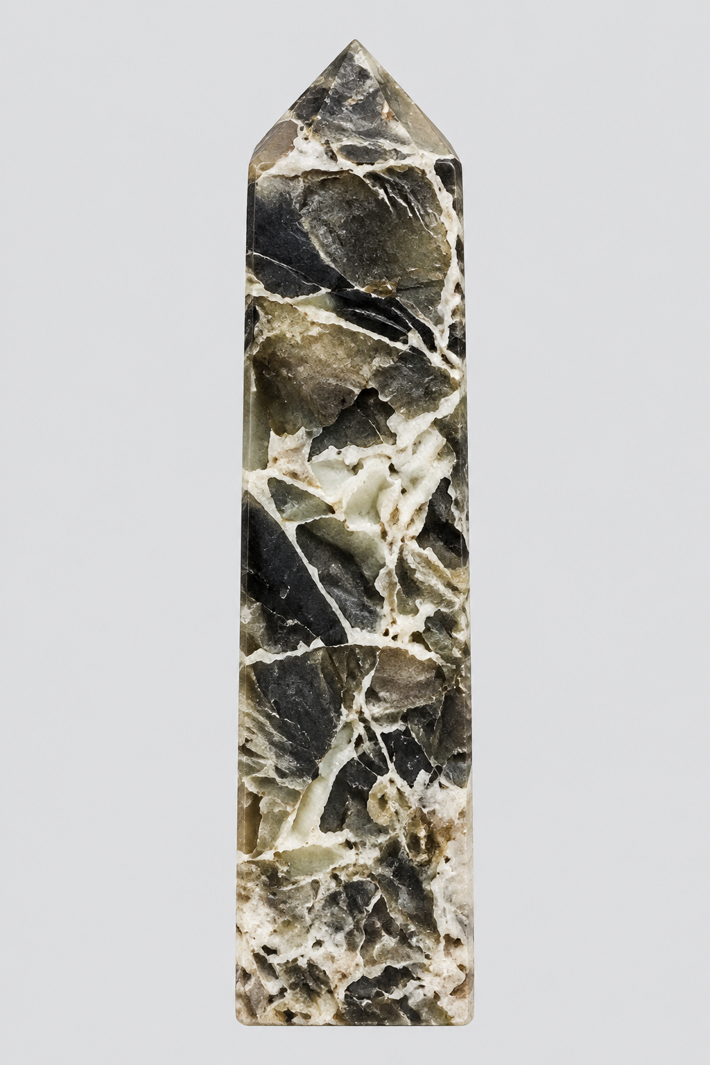 Obelisco singolo in sphalerite su grigio chiaro