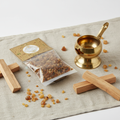 Resina palo santo Goloka - lifestyle su lino con bruciatore e bastoncini