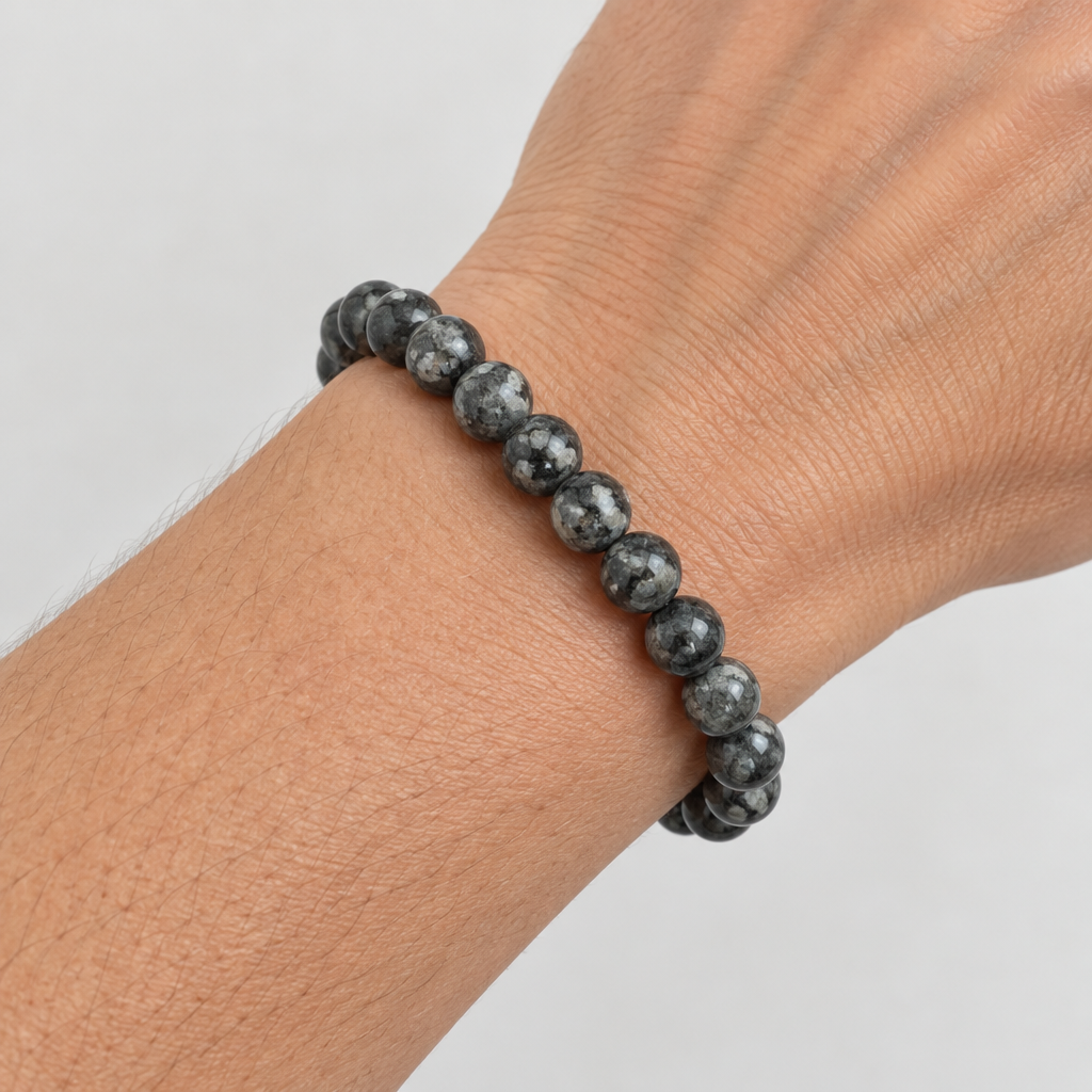 Bracciale in yooperlite indossato al polso