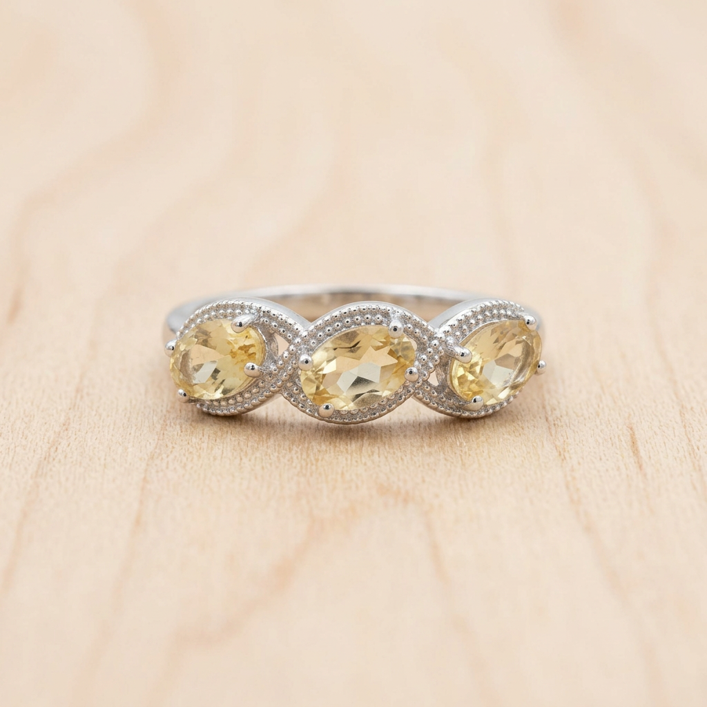 Anello 314 con tre citrini su legno chiaro