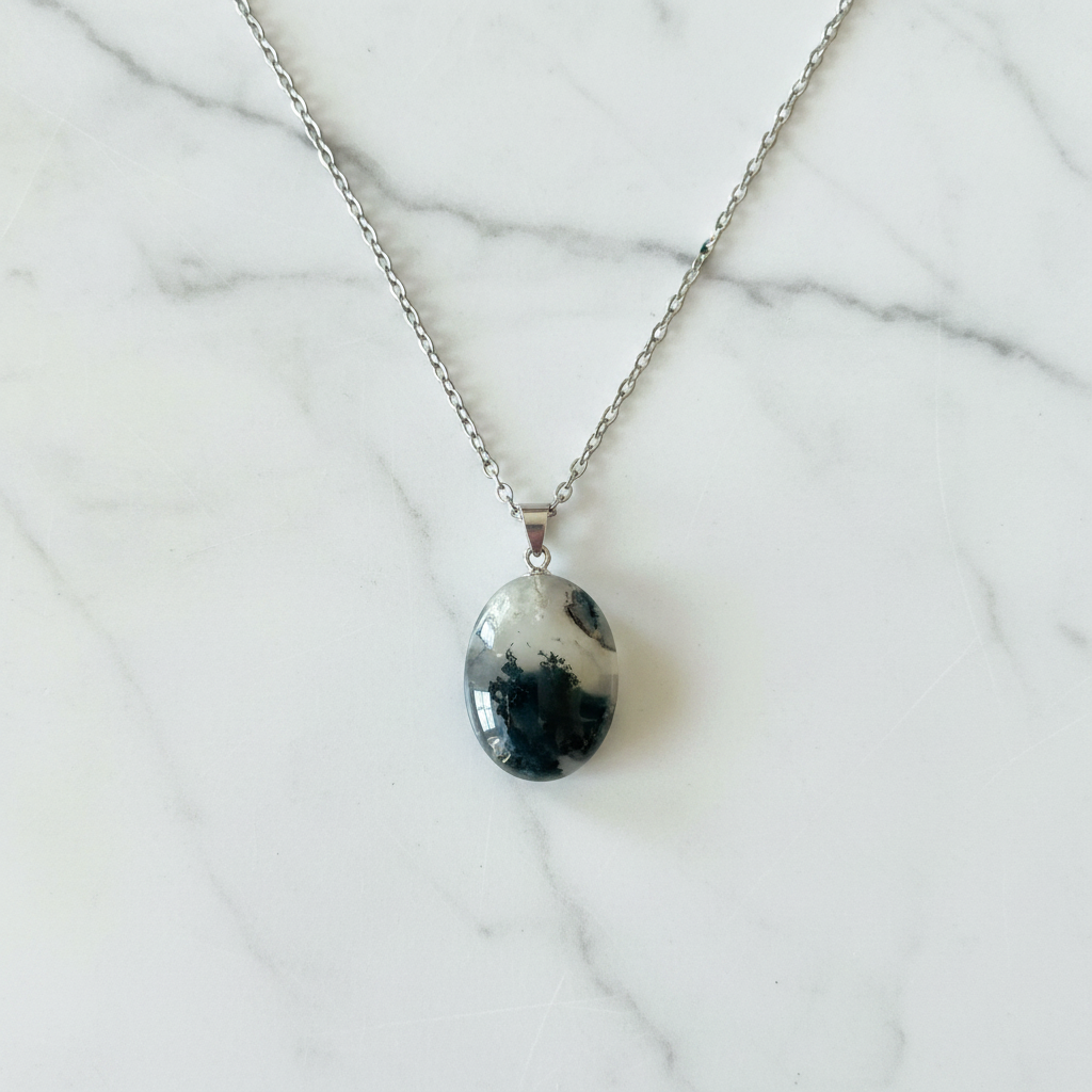 Collana agata muschiata flatlay su marmo