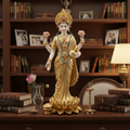 Statua Lakshmi stante su credenza come statement piece