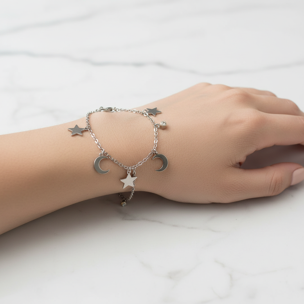 Bracciale silver luna e stelle - lifestyle su polso