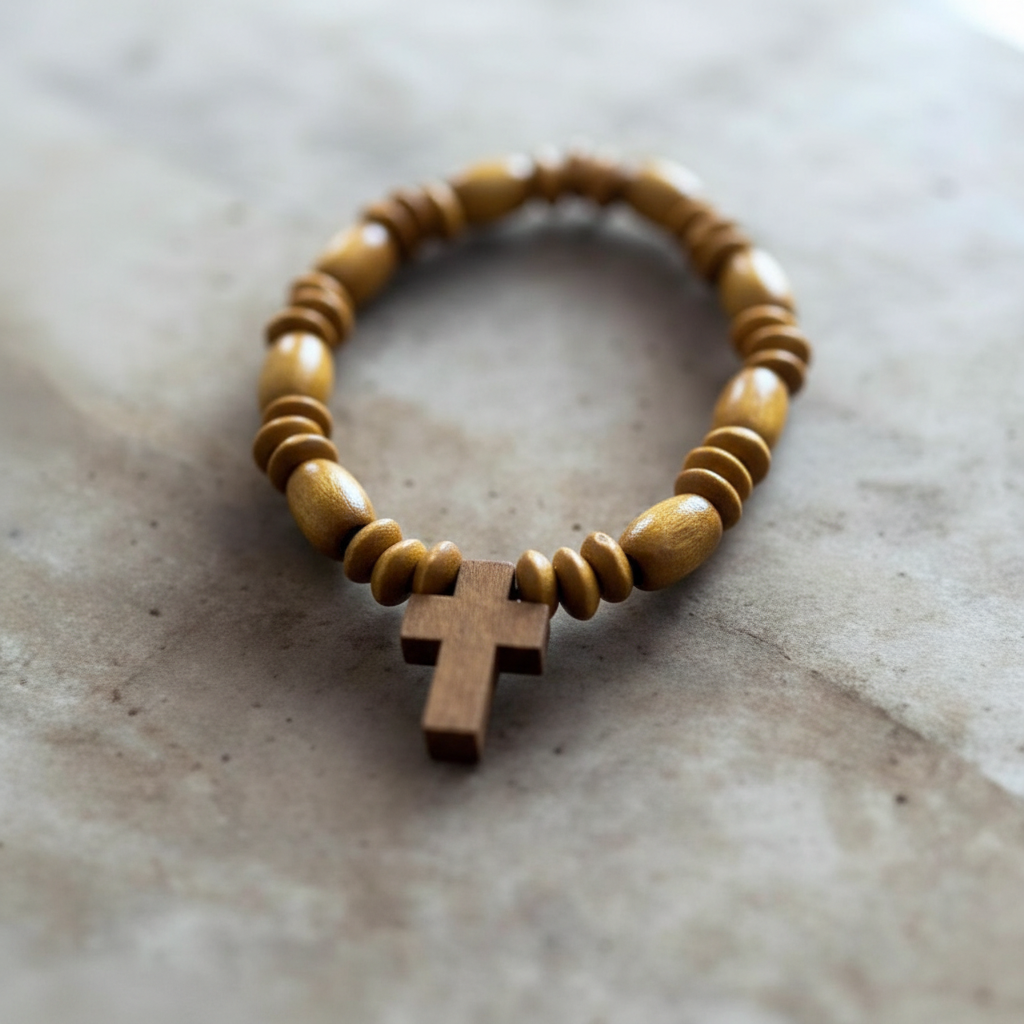 Bracciale Rosario Elastico close-up dettaglio legno