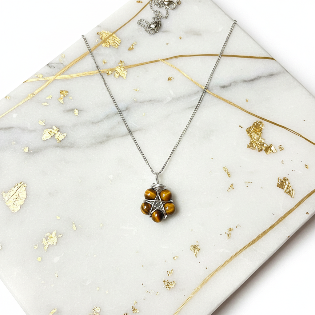 Collana Occhio di Tigre su marmo bianco