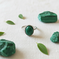 Anello malachite composizione lino foglie