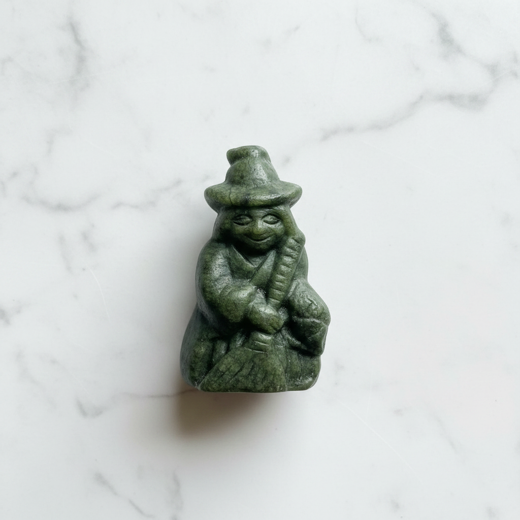 Strega in Giada Verde - flatlay su marmo