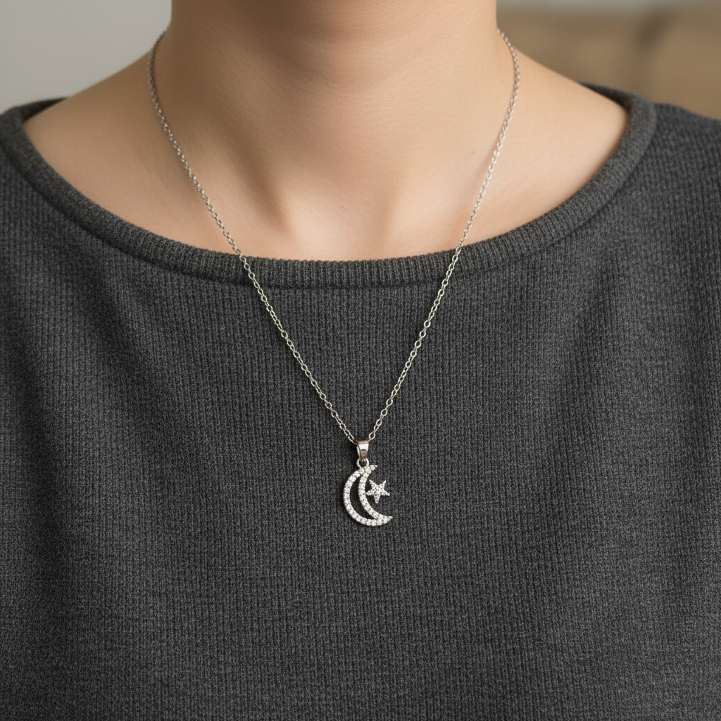 Collana luna e stella zirconi silver indossata al collo
