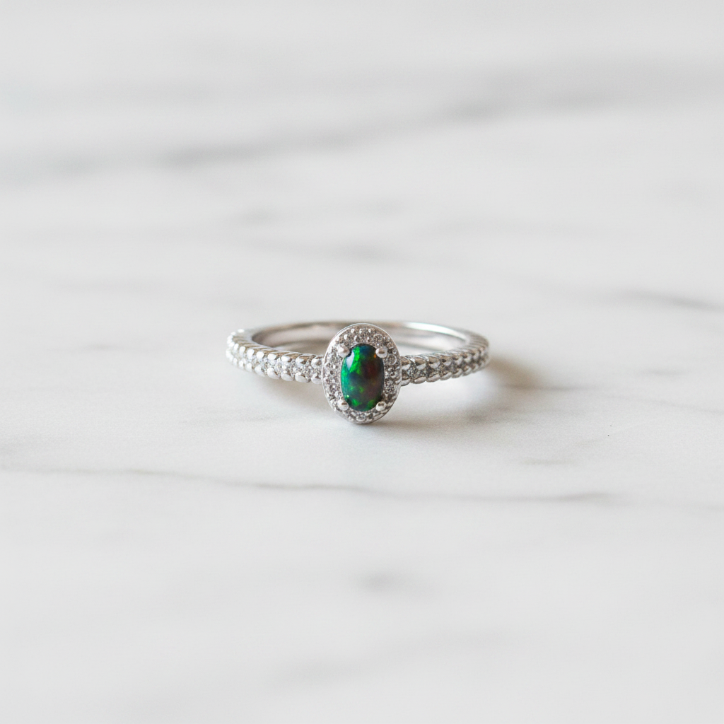 Anello opale nero pavé flatlay marmo