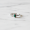 Anello opale nero pavé flatlay marmo