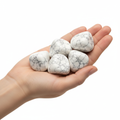 Mano che tiene howlite tumbled
