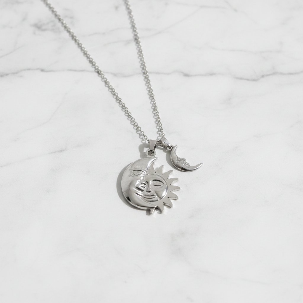 Collana Sole e Luna silver flatlay su marmo