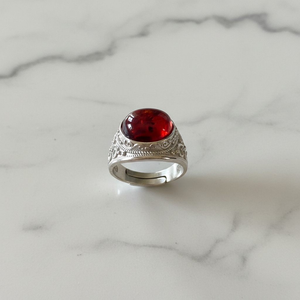 Anello ambra flatlay marmo