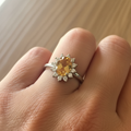 Anello citrino zirconi indossato lifestyle
