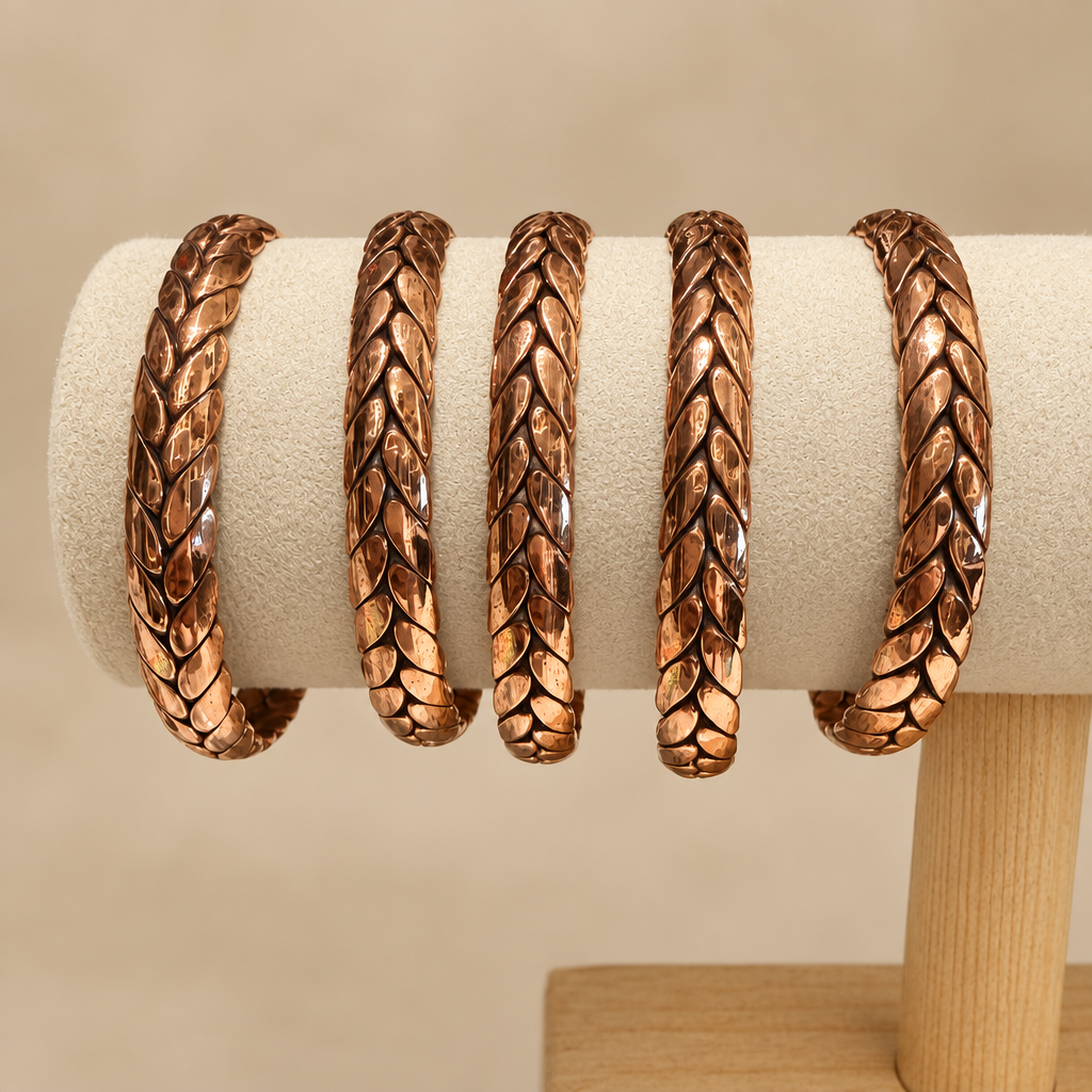 Bracciali con motivo a foglie, sfondo beige