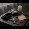 Set completo Witch Runes su altare con candela bianca e lavanda