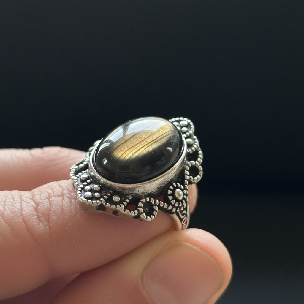 Anello ossidiana gold macro close-up