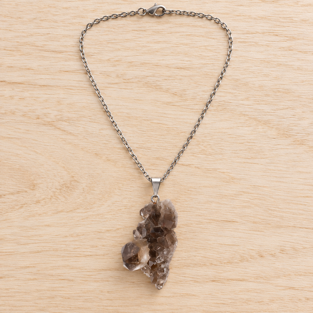Collana con quarzo fumé su legno