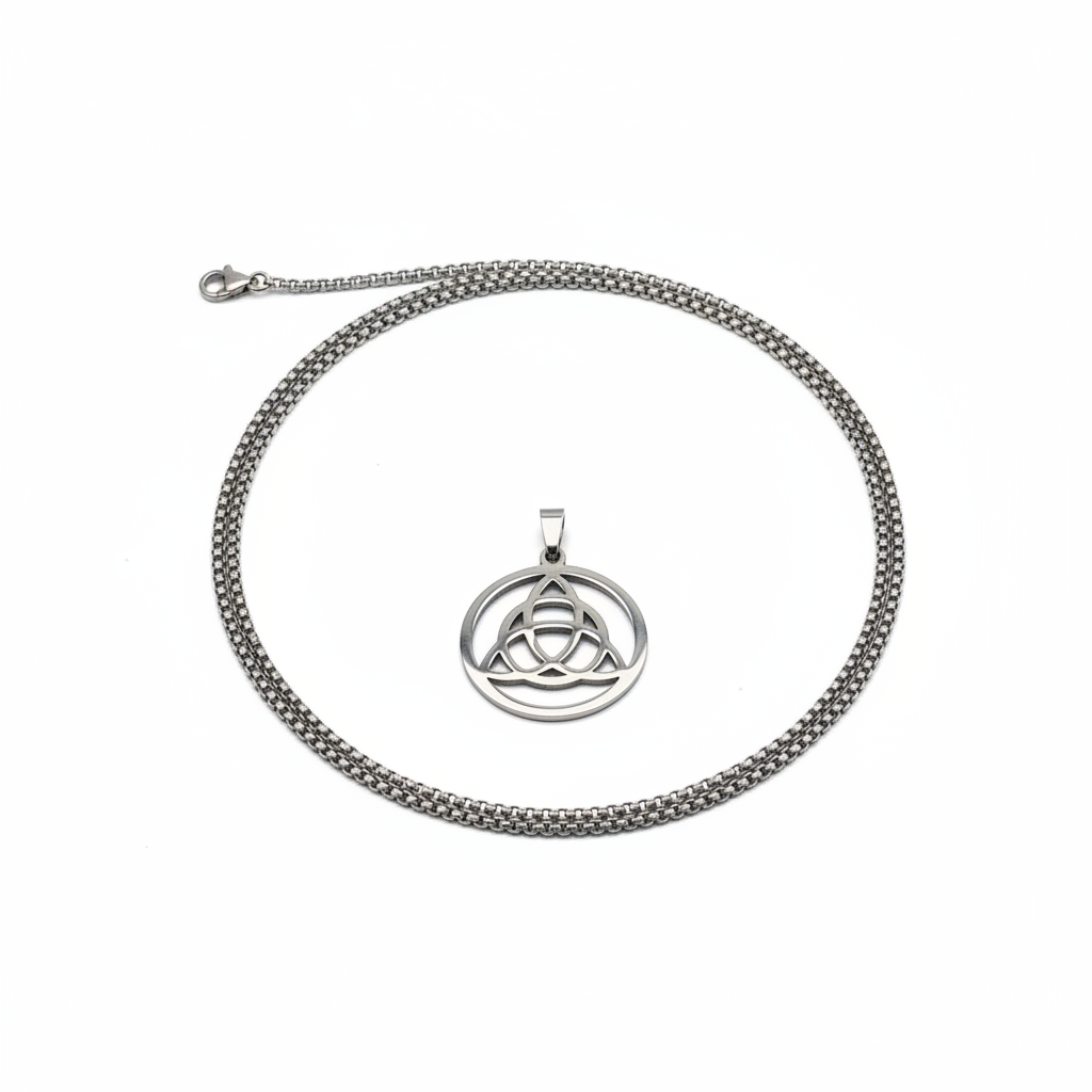 Collana Triquetra acciaio inox su sfondo bianco