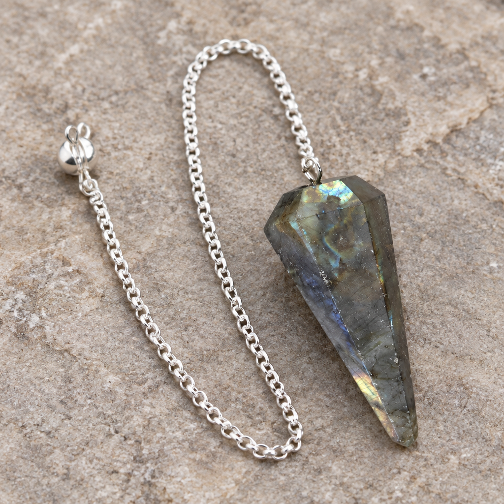 Dettaglio delle facce del pendolo in labradorite