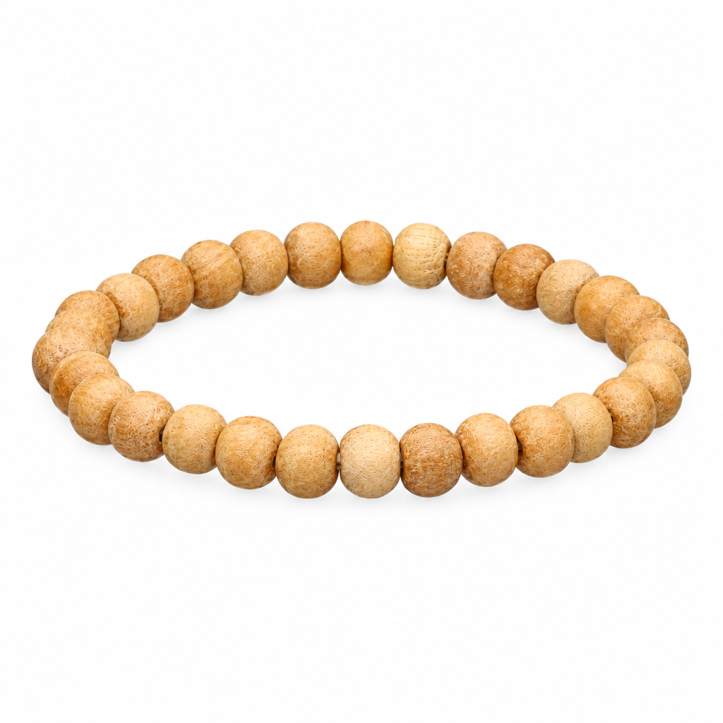 Dettaglio del bracciale in sandalo con perle da 8 mm